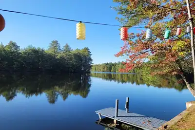 Image de Chalet rustique sur l'eau - privé et animaux acceptés!