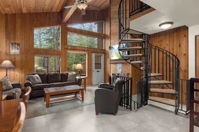 Image de Condo Ptarmigan Village de 3 chambres à coucher - Emplacement idéal au centre-ville et à la station de ski