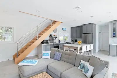 Image de Maison de luxe moderne avec piscine privée à quelques pas de la plage