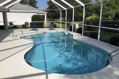 Image de La vue du parcours de golf de la maison de la piscine des villages.