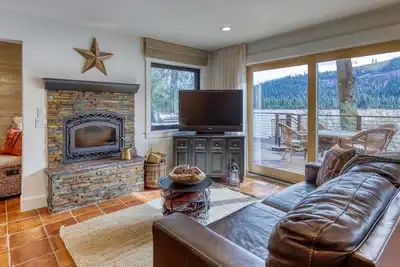 Image de Dog-friendly maison au bord du lac avec quai privé et vue à 180 degrés!