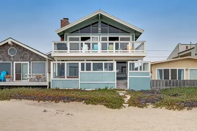 Image de Maison en bord de mer avec bain à remous privé, vue imprenable sur l'océan et terrasse à deux niveaux!