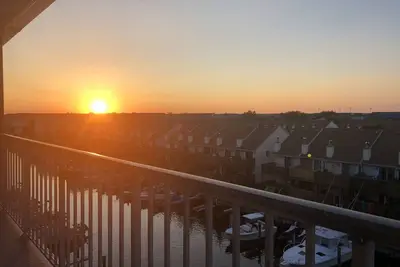 Image de Magnifique condo Bayside avec vue sur le canal avant et glissades en bateau