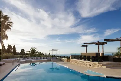 Près de la ville et de la plage offrant une vue panoramique sur la mer. Piscine intérieure et extérieure!