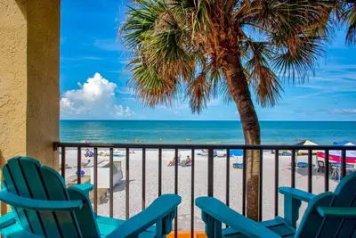 Image de Le balcon est comme si vous êtes sur le sable! Unité de coin spacieuse et confortable au rez-de-chaussée. Grande valeur.