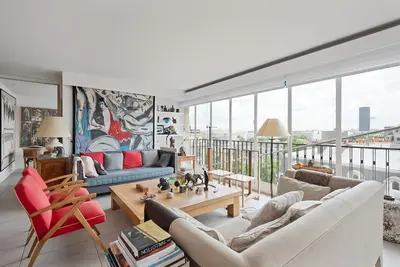 Image de 2br sophistiqué avec terrasse, pas de la Tour Eiffel, par Veeve