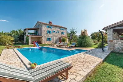 Image de Villa Oliva avec piscine privée, jardin, aire de jeux, barbecue, meilleur choix pour les familles