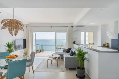 Image de Appartement de première ligne de plage avec une vue imprenable sur la mer dans un quartier très recherché.