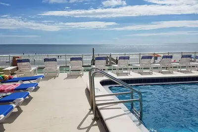 Image de Condo avec vue sur l'océan et la piscine - Point East Condominium