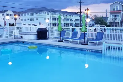 Image de Beach Block & Pool - Promenade à la plage et à la planche 1650 $