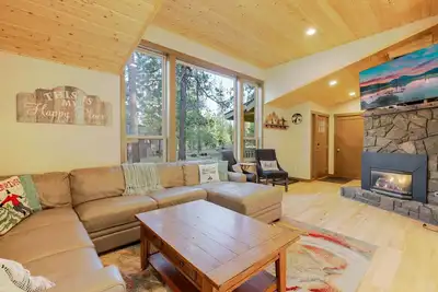 Image de Sunriver Home, moderne et à un niveau, avec suite principale et bain à remous!