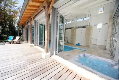 Image de Gîtes de luxe - 4 à 10 piscines chauffées extérieures et intérieures, jacuzzi, tennis