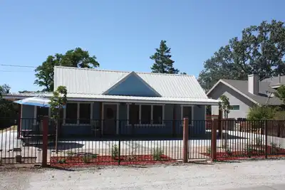 Image de Jolie et confortable maison de deux chambres dans le magnifique centre-ville de Templeton, en Californie. .