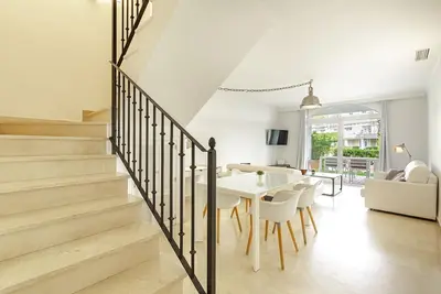 Image de Spacieux appartement duplex de 2 chambres avec terrasse sur le toit wifi et télévision britannique