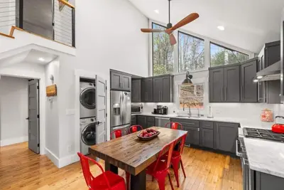 Image de Chalet moderne avec vue! Près de la communauté artistique, Rocky Top Sports, et de la ville Gatlinburg