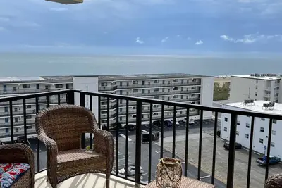 Image de Unité au dernier étage, magnifique vue sur la mer, piscine, ascenseur, marches menant à la plage!