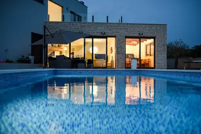 Magnifique villa moderne et luxueusement meublée avec piscine privée et jardin