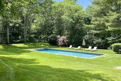 Image de Marchez jusqu’au village d’East Hampton, à l’abri des rues et des rues principales de la ville.