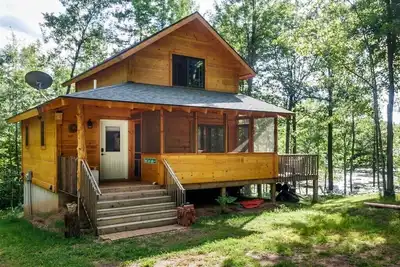 Image de Birch Cove Cabin: l'endroit idéal pour une escapade calme et isolée au bord du lac.