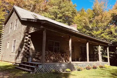 Image de Mt. Snow \/ Stratton Log Cabin dans les bois