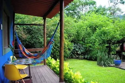 Venez vous détendre au paradis sur place avec ses piscines naturelles et sa nature luxuriante.
