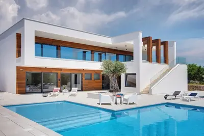 Image de Villa de luxe avec piscine extérieure, sauna finlandais, vue sur la mer