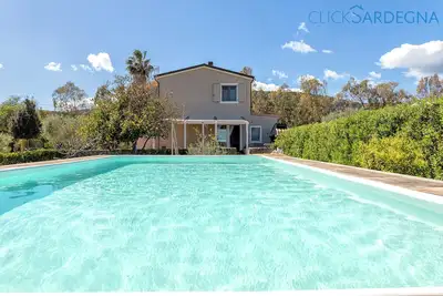 Image de Villa à 3 km de la plage avec piscine, 4 chambres, 3 salles de bain 2 cuisines