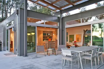Image de Wine Country Modernist Home Surplombant des hectares de pinot et de chardonnay