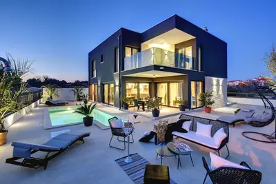Image de Villa moderne haut de gamme avec piscine privée, jacuzzi, sauna