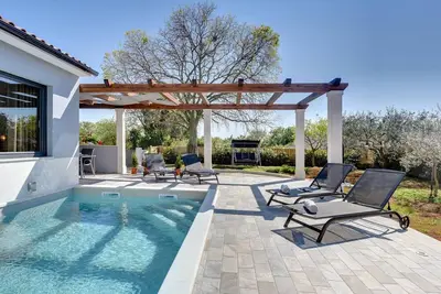 Image de Magnifique villa avec piscine privée, chaises longues et barbecue