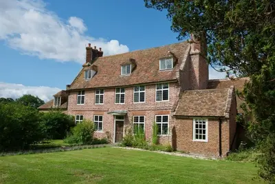 Une ferme Tudor exquise restaurée avec amour avec 7 chambres, 6 salles de bain / douche, dormir 14 dans