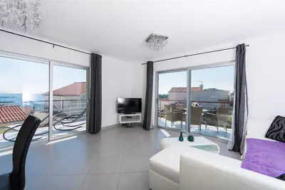 Villa White nouvellement construite dans le centre et à proximité du port de plaisance et de la plage