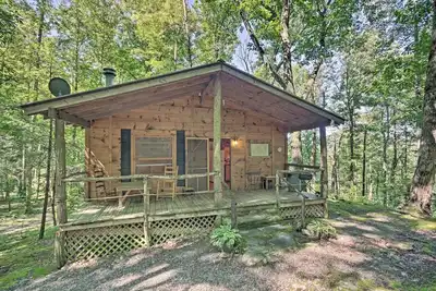 Image de Nouveau! ForĂŞt de Pisgah 'The Oak' Cabin w / Deck by Creek