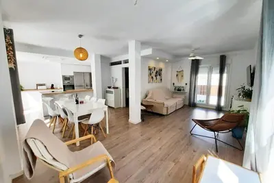 Image de Maison de plage récemment rénovée avec 2 parkings, 2. 5 salles de bains, A. C. et Wifi