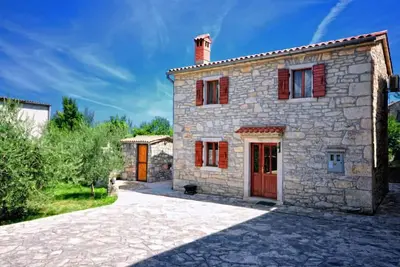 Image de Maison des marins-Istrie traditionnelle avec un grand jardin d'oliviers et une cheminée