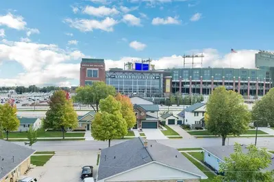 Image de Seulement 2 blocs à Lambeau Field et Titletown District - Maison récemment rénovée! !