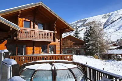 Image de Chalet idéal pour les vacances de ski en groupe | Sauna Privé + Piscine Extérieure Chauffée