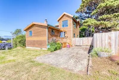 Image de Dog-friendly maison près de la plage w / une cuisine complète, cheminée et cour fermée!