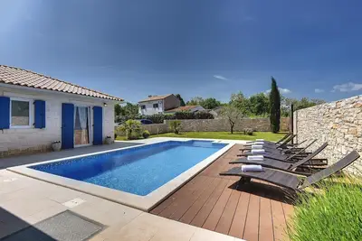 Image de Villa de charme avec piscine extérieure chauffée, vélos