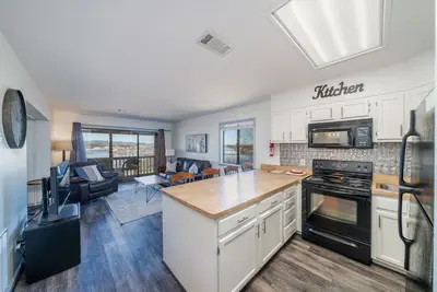Image de Récemment rénové South Shore 1 Bdrm! Vue imprenable sur le lac! Beaucoup de commodités!