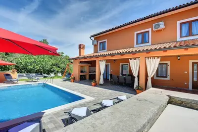 Image de Villa spacieuse avec piscine privée, aire de jeux pour enfants