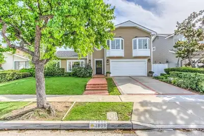 Image de Home de luxe à Newport Beach dans le quartier familial et convivial