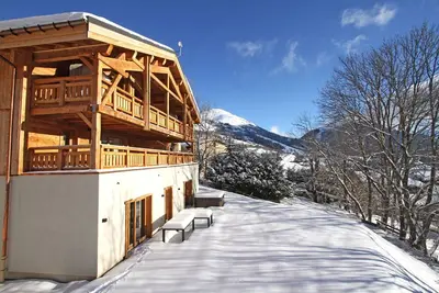 Image de Chalet montagnard avec bain à remous + sauna privé! Proche du télésiège
