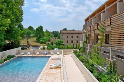 Image de Studio cosy à Barjac | Piscine extérieure + Proche Commerces et Restaurants