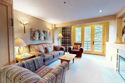 Image de Ski-in / ski-out condo w / foyer au gaz, vue sur la montagne et partagé bain à remous / piscine / salle de gym!