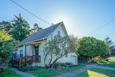 Image de Nouvelle Liste! Cottage côtier vintage w \/ emplacement incroyable en ville, les chiens sont Ok!