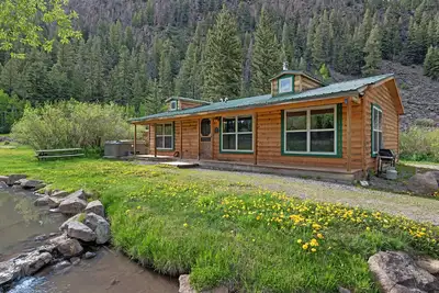 Image de Chalet Creekside avec cuisine complète, bain à remous privé, barbecue au gaz et table de pique-nique