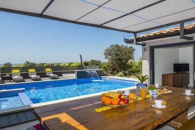 Image de Villa moderne, vue panoramique sur la mer, piscine privée, sauna, jacuzzi, salle de remise en forme / salle de jeux près de Rabac!