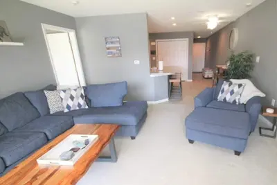 Image de Tout neuf, y compris le condo! Garage gratuit pour le festival de vélo et le salon de l'automobile hors saison