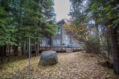 Image de Maison classique avec grande terrasse à droite sur le chemin de chariot du parcours de golf McCall
